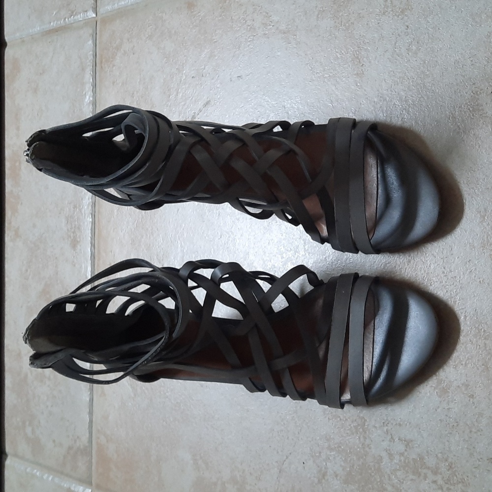 Hinge gladiator sandals low heel